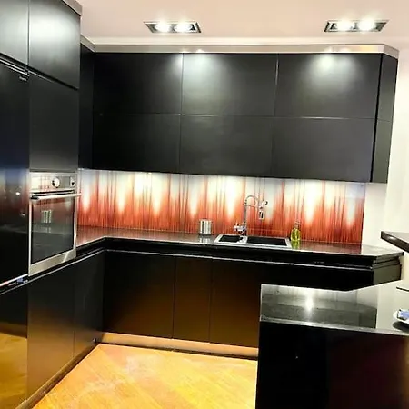 Ewen Shiraz Prime Warsaw